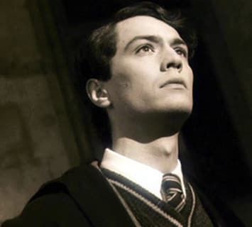 "Surely you didn’t think I was going to keep my filthy Muggle father’s name? No. I fashioned myself a new name, a name I knew wizards everywhere would one day fear to speak, when I became the greatest sorcerer in the world!"A bold claim for a 16 year old but hey you do you Young Tom Riddle, Tom Hughes, Buku Harry Potter, Images Harry Potter, Cocoppa Wallpaper, Harry Potter Actors, Chamber Of Secrets, Slytherin Aesthetic, Lord Voldemort