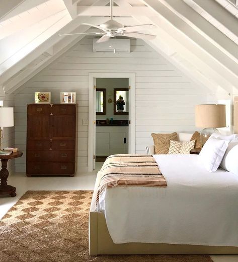 RUSH HOUSE on Instagram: “💫 Another ⭐️ magical ⭐️ #harbourisland retreat by our friend, NYC decorator @trishbeckerdesign, whose projects ALWAYS ooze with charm ✨ The…” Upholstered King Bed, Attic Bed, Attic Bedroom Designs, Southern Living Magazine, House Beautiful Magazine, Built In Bed, Barn Interior, Diy House Renovations, King Upholstered Bed