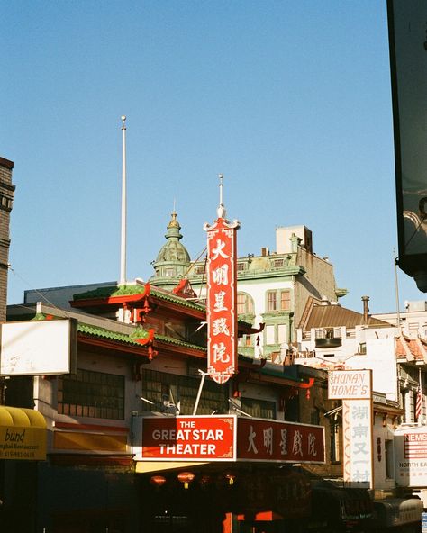 San Francisco, October ‘24. . Pentax SP1000 w/ Kodak Portra 400 Dev + Scan by @georges.camera San Francisco 35mm Film, Portra 400 35mm, Medium Format Photography, Kodak Portra 400, Analogue Photography, 35mm Film Photography, The Bund, Film Vintage, Film Photography 35mm