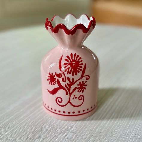 Delight In The Playful Allure Of This Hand Painted Vase, Decorated With Whimsical Florals. Designed Exclusively For Anthropologie By Vasselle. Stoneware. Wipe Clean With Soft A Soft Cloth. 5.5”H X 3.5” Diameter. Pink/Coral. Brand New In Box As Shown. Pottery Vase Glazing, Anthropologie Ceramics Pottery, Aesthetic Vases Design, Pink Flowers Vase, Cool Flower Vases, Cat Vase Ceramics, Paint Your Own Pottery Vase, Pottery Painting Gift Ideas, Unique Ceramic Vase