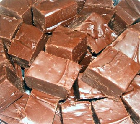 2 Minute Microwave Fudge. Photo by Karen=^..^= Microwave Fudge, Butter Fudge, Fudge Easy, Snacks Für Party, Yummy Sweets, Fudge Recipes, Baking Dish, Chocolate Fudge, Semisweet Chocolate