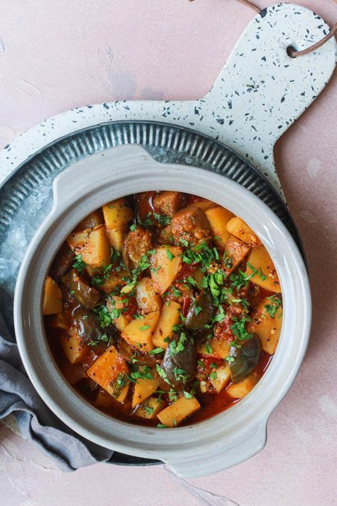 Ringan Bateta nu Shaak literally translates to Aubergines and Potato Curry. It is cooked in Indian ground spices in a garlicky tomato sauce. Aubergine Curry, Famous Vegans, Indian Curries, Vegetarian Instant Pot, Quick Vegan, Quick Vegan Meals, Garlic Uses, Jeera Rice, Gluten Free Vegan Recipes