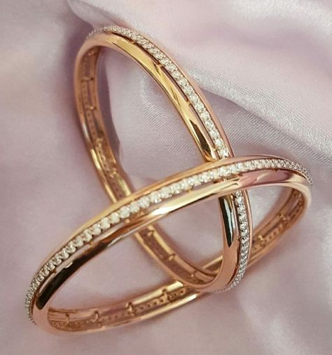 One Hand Bangles In Gold, Real Diamond Bangles Designs, Diamond Kada Bangles, Walima Ideas, Diamond Bangles Indian, Diamond Kada, Plain Gold Bangles, Diamond Necklace Wedding, Temple Jewellery Earrings