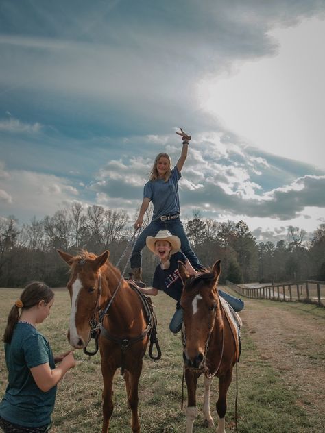 Horse Girl Aesthetic, Country Friends, Country Best Friends, Horse Riding Aesthetic, Foto Cowgirl, Horse Riding Quotes, Pictures With Horses, Equestrian Aesthetic, Cute Horse Pictures