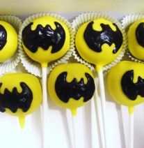 Batman Cake Pops Batman Cake Pops, Cake Pop Boxes, Batman Baby Shower, Batman Wedding, Batman Cake, Chocolate Pops, Batman Birthday Party, Bat Man, Batman Party