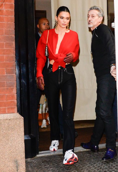 Kendall Jenner's Bright-Red Plunging Crop Top Is One Way to Be Festive on Valentine's Day Red Top Street Style, Bright Red Top Outfit, Red Top Outfit, Best White Sneakers, Formal Casual, Kendall Jenner Street Style, Oufits Casual, Diy Kostüm, Celebrity Sightings