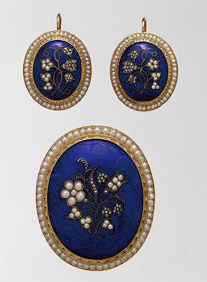 Brooch and earrings, 1858–60  Edward Burr (American, active 1838–68)  Yellow gold, pearls, diamonds, enamel Historical Jewellery, Antique Floral, Sapphire Solitaire, Floral Pendant, Victorian Jewelry, Enamel Earrings, Vintage Jewels, Pearl Diamond, Best Diamond