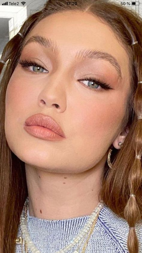 Gigi Hadid Glam Makeup, First Love Makeup Style, Gigi Makeup, Maid Of Honor Hairstyles, Gigi Hadid Makeup, Inspo Makeup Looks, Soft Cat Eye, Sparkly Eye Makeup, Celeb Hairstyles