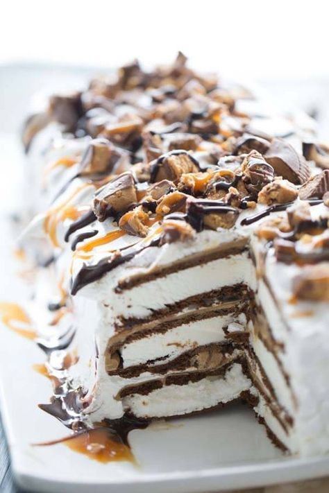 Easy ice cream cake with layers of peanut butter, peanut butter cups, caramel and chocolate sauce! lemonsforlulu.com Reeses Ice Cream, Cake With Layers, Easy Ice Cream Cake, Coconut Dessert, Ice Cream Cake Recipe, Easy Ice Cream, Peanut Butter Desserts, Ice Cream Treats, Cream Sandwich