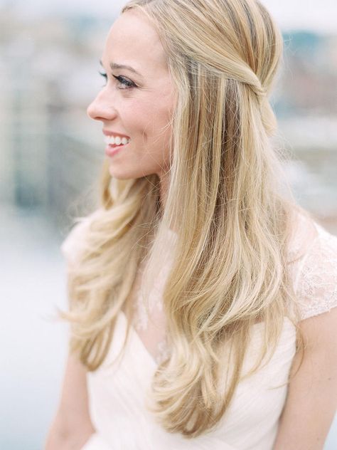 If you prefer your hair down, try this simple, but charming, straight hairstyle with a little blowout sass. Straight Wedding Hair, Color Rubio, Hair Half Up, Simple Wedding Hairstyles, Best Wedding Hairstyles, Long Hair Wedding Styles, Wedding Hairstyles Half Up Half Down, Trendy Wedding Hairstyles, Wedding Hair Down