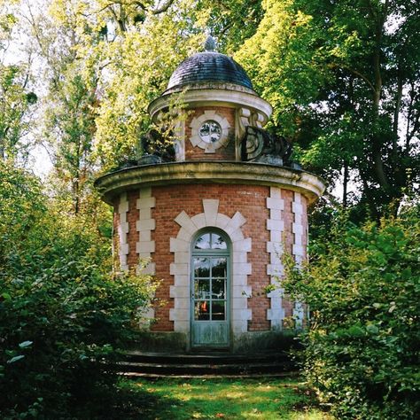 I’ll never look at a garden folly the same way again! 🧙🏻‍♂️ If you were out of a job in 19th century Europe and seeking new employment,… Herb Garden Layout, Architectural Follies, Garden Follies, Tiny Castle, Garden Folly, Ornamental Garden, Tea Houses, Messy Nessy Chic, Miniature Ideas