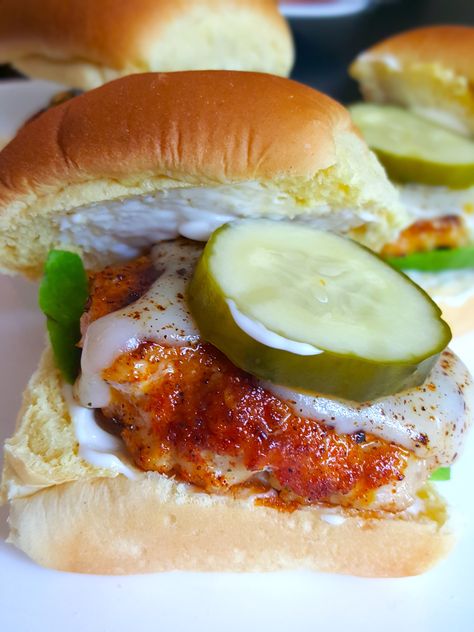 Nashville Hot Sliders, Nashville Chicken Sliders, Nashville Chicken Sandwich Recipe, Nashville Hot Sauce Recipe, Nashville Hot Chicken Sliders, Grilled Sliders, Nashville Hot Chicken Sandwich Recipe, Grilled Chicken Sliders, Hot Chicken Sliders