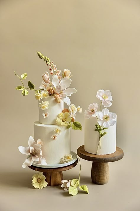 Wedding Cakes 2 Tier, Cakes 2 Tier, Cakes With Flowers, Chic Wedding Cake, 4 Tier Wedding Cake, Small Wedding Cakes, Beautiful Cake Designs, White Cakes, Cake Classes