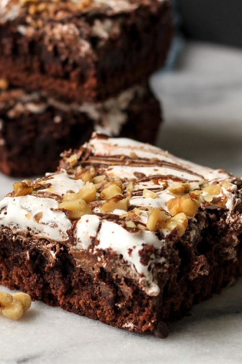 Super Quick and Easy Rocky Road Brownies Brookies Recipes, Easy Rocky Road, Blondie Recipes, Rocky Road Brownies, Bar Treats, Homemade Fried Chicken, Fried Chicken Strips, Chocolate Peanut Butter Desserts, Patty Cake