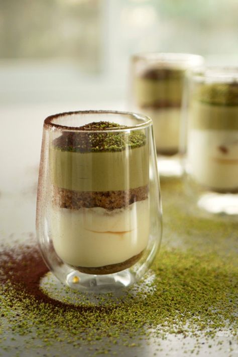 Pistachio Tiramisu Recipe, Pistachio Tiramisu, Tiramisu Cups, Praline Cake, Pistachio Dessert, Pistachio Cream, Pistachio Cake, Individual Desserts, Tiramisu Cake