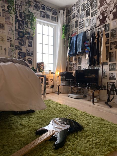 Room Inspiration Grunge Hipster, Skaterboy Aesthetic Room, Room Grunge Ideas, Boy Rooms Aesthetic, Masc Room Aesthetic, Boys Room Ideas Aesthetic, Masc Bedroom Aesthetic, Room Placement Ideas, Room Inspo For Guys