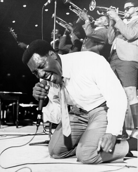 Soul singer Otis Redding passionately gets down on his knees with his horn section behind him as he performs onstage in 1967. Monterey Pop Festival, Dock Of The Bay, Otis Redding, Soul Singers, Soul Jazz, R&b Soul, Musica Rock, Soul Funk, Rock N’roll