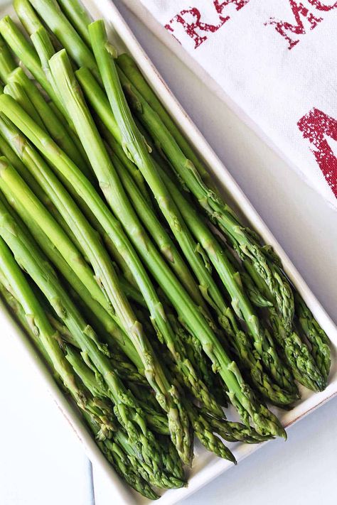 The microwave is by far the easiest way to cook asparagus! 3 minutes and your delectable side dish is ready. Asperigus Recipes, Microwave Asparagus, Ways To Cook Asparagus, Cook Asparagus, Baked Orange Chicken, Asparagus Recipes Roasted, Asparagus Recipes, Steamed Asparagus, Shrimp And Asparagus