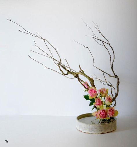 Arreglos Ikebana, Ikebana Sogetsu, Floral Art Arrangements, Sogetsu Ikebana, Easter Flower Arrangements, Large Flower Arrangements, Ikebana Arrangements, Ikebana Flower Arrangement, Flower Vase Arrangements