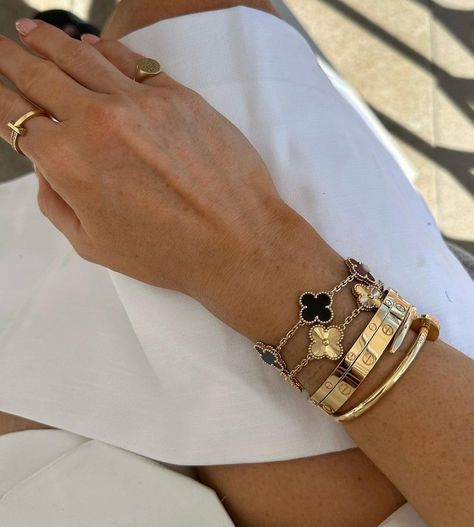 Mode Zara, Beaded Jewelry Necklaces, Wrist Jewelry, Luxe Jewelry, Beaded Jewelry Designs, Gold Bangles Design, Gold Bracelets, Classy Jewelry, Expensive Jewelry