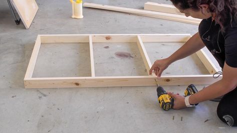 How to build easy DIY cornhole boards that are lightweight. These custom bean bag toss game is really easy to build! #anikasdiylife Farmhouse Porch Swings, Farmhouse Front Porch Ideas, Diy Cornhole Boards, Pallet Desk, Diy Porch Swing, Corn Hole Diy, Farmhouse Front Porch, Bean Bag Toss Game, Diy Workbench