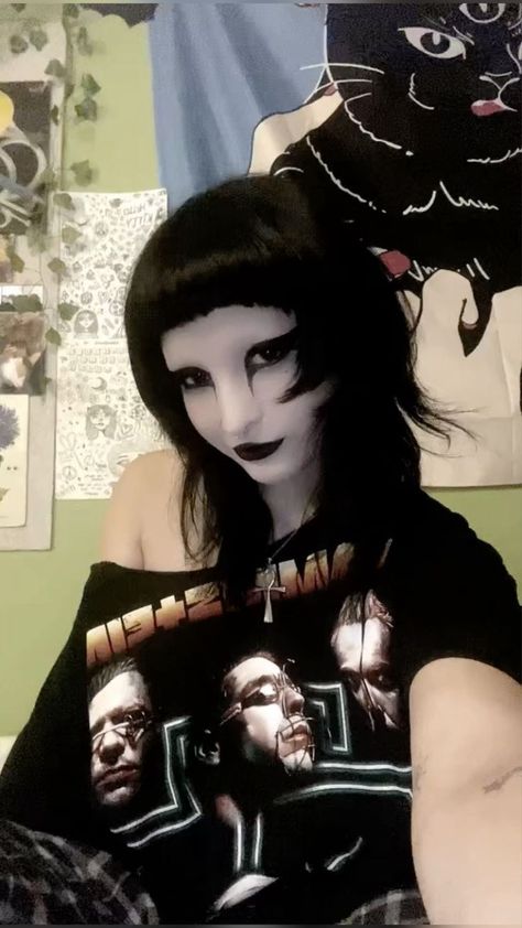 Impress any goth girl with our curated list of the top 60 goth gifts for her. Explore unique and darkly enchanting gift ideas in our guide! 🕷️🕸️ Vintage Goth Makeup Looks, Goth Makeup No Lashes, Metal Head Makeup, Masc Goth Makeup, Goth Outfit Inspiration, Mall Goth Makeup, Trad Goth Makeup, Metal Makeup