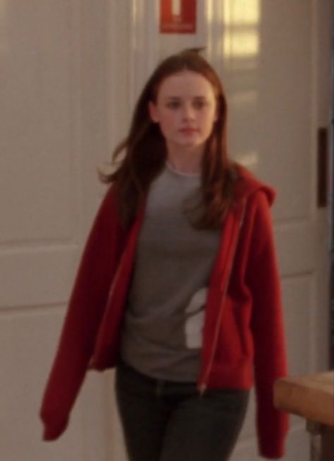 Rory Gilmore Pilot, Gilmore Girls Lane, Gilmore Girls Outfits, Red Sweatshirt, Rory Gilmore, Girls Outfits, Outfit Inspo Fall, Gilmore Girls, Fall Outfit