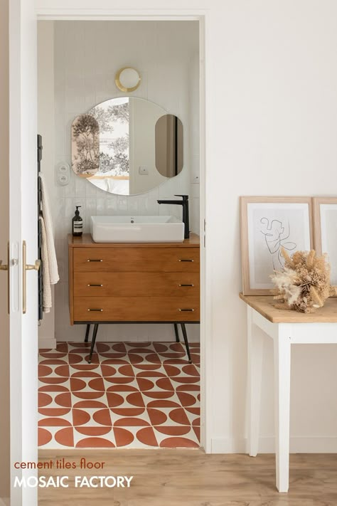 Soft, neutrals white and a pop of terracotta red! “Ambiance” collection from Mosaic Factory’s cement tiles is often composed by contrasting colours. Yet (IG)benedict_frere’s design manages to create a serene and calm atmosphere on this beautiful bathroom’s floor. Photography by (IG)sabine_serrad. Featured cement tiles are pattern ref. 10749 in colors B + O, but they are highly customisable. Head over to our website to check this model or create your own bespoke colourway! Check Tiles Bathroom, Neutral Terracotta Bathroom, Terracotta Pattern Tile, Terracotta Floor Tile Bathroom, Terracotta Colour Bathroom, Red Terracotta Floor, Patterned Floor Tiles Bathroom, 70s Renovation, Patterned Bathroom Floor Tiles