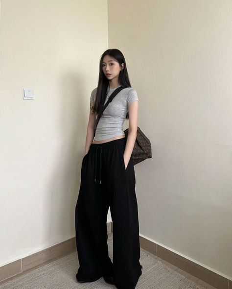 Acubi School Outfits, Acubi Club, Chinese Douyin, Korean Fashion Grunge, Y2k Acubi, Simple Streetwear, Trendy Tiktok, Rockstar Girlfriend, Ootd Winter