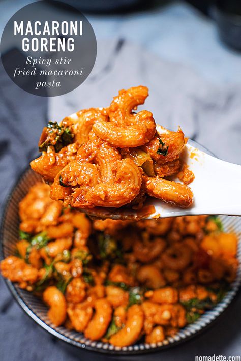 Macaroni Goreng | Spicy Stir Fried Macaroni Pasta - Nomadette Macaroni Stir Fry, Macaroni Noodle Recipes, Singapore Cuisine, Stir Fry Pasta, Pasta Packet, Malay Cuisine, Singapore Hawker, Fried Macaroni, Pasta Macaroni