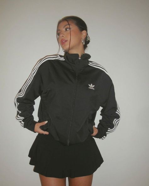 Adidas Jacket Outfit, Black Adidas Jacket, Adidas Jacket Women, Adidas Skirt, Tennis Skirt Outfit, Jacket Outfit Women, Hello Fashion, Adidas Outfit, Streetwear Fashion Women