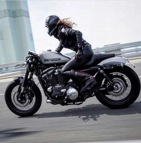 Women Riding Harley Davidson Motorcycles, Woman On A Motorcycle, Woman On Harley Davidson, Motercyle Girl, Vintage Harley Davidson Motorcycles, Motorcyle Woman Photography, Female Motorcycle Riders, Hd Sportster, Female Biker