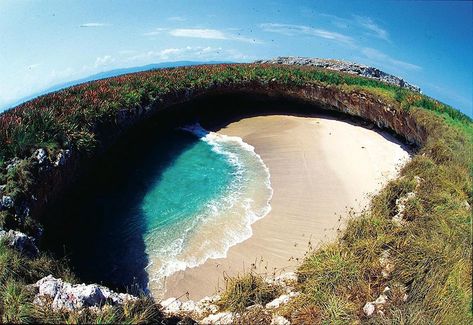 TURISMO México on Instagram: “‪#FelizViernesAtodos desde las Islas Marietas, este archipiélago de origen volcánico se encuentra localizado cercano a Punta Mita en…” Fall Weekend Getaway, Jacques Yves Cousteau, Mexican Beaches, Cheap Places To Travel, Tulum Beach, Mexico Beach, Natural Swimming Pool, Strange Places, Hidden Beach