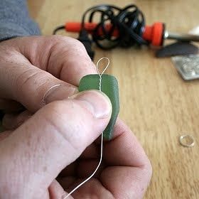 How to wire-wrap beach sea glass! Sea Glass Diy, Beach Glass Crafts, Sea Crafts, Beach Glass Art, Wire Jewelry Tutorial, Beachglass Jewelry, Jewerly Making, Sea Glass Crafts, Beach Crafts