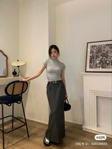 Korean Casual Skirt Outfit, Long Skirt Ideas, Long Skirts Casual, Long Skirt Outfits Korean, Casual Maxi Skirts, Pleated Maxi Skirts, Chinese Street Style, Plus Size Long Skirts, Korean Streetwear Fashion