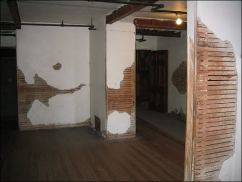 Bust (fake) holes in your walls! Cheap! Haunted Asylum, Haunted House Ideas, Yard Haunt, Halloween Props Diy, Haunted Hotel, Halloween Haunted House, Knotty Pine, Halloween 2015, Halloween 2016