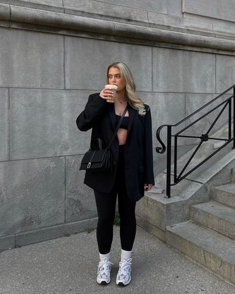 Blazer With Leggings And Sneakers, Black Blazer Sport Outfit, Blazer Outfits With Leggings, Legging Blazer Outfit, Black Blazer And Leggings Outfit, Oversized Blazer And Leggings Outfit, Airport Business Casual Outfit, Ootd Blazer Noir, Blazer With Leggings Outfit Ideas