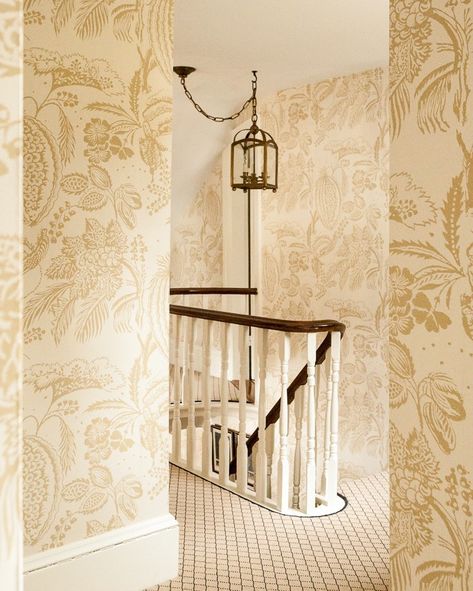 Tonal Wallpaper, Staircase Wallpaper Ideas, Stairwell Wallpaper, Wallpaper Stairwell, Stairway Wallpaper, Tall Foyer, Staircase Wallpaper, Traditional Hallway, Wallpaper Hallway