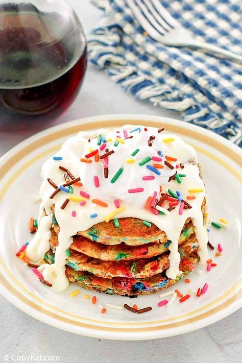 IHOP Cupcake Pancakes are perfect for kids birthday breakfast. Get the easy copycat recipe to make the best funfetti pancakes with icing from scratch. Homemade pancakes with sprinkles are colorful, tasty, and a cheery way to start the day. #funfetti #sprinkles #pancakes #copycat #copycatrecipes Ihop Cupcake Pancakes, Birthday Cake Pancakes Ihop, Pancakes With Sprinkles, Ihop Copycat Recipes, Sprinkle Pancakes, Kids Birthday Breakfast, Cupcake Pancakes, Ihop Food, I Hop Pancake Recipe