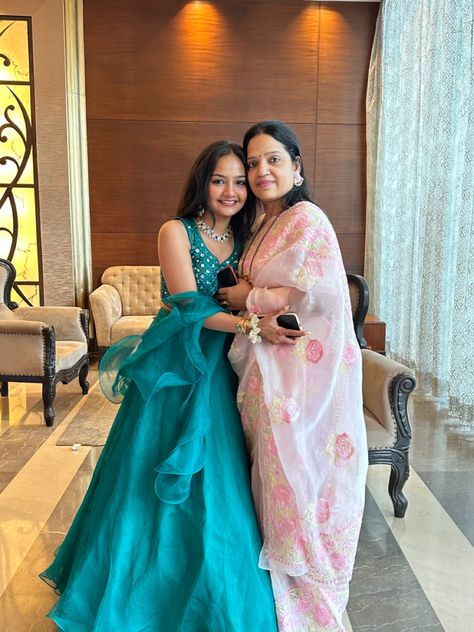 Indian Mother Daughter Photography, Mom Poses, Diwali Poses, Mother Daughter Photography Poses, Mother Daughter Poses, Bangle Ceremony, डिजाइनर कपड़े, Indian Dress Up, Mother Daughter Photoshoot