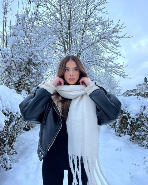 Queenstown Outfit, Snow Ootd, Winter Vacation Outfits, Scarf Outfit Winter, White Winter Coat, Winter Outfits Snow, Winter Mode Outfits, Mountain Outfit, Winter Photoshoot