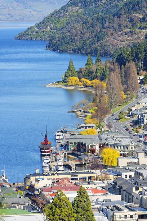 Queenstown And Lake Wakatipu - New Zealand Lake Wakatipu, New Zealand Houses, Queenstown New Zealand, New Zealand South Island, New Zealand Travel, South Island, Queenstown, Tasmania, Places Around The World