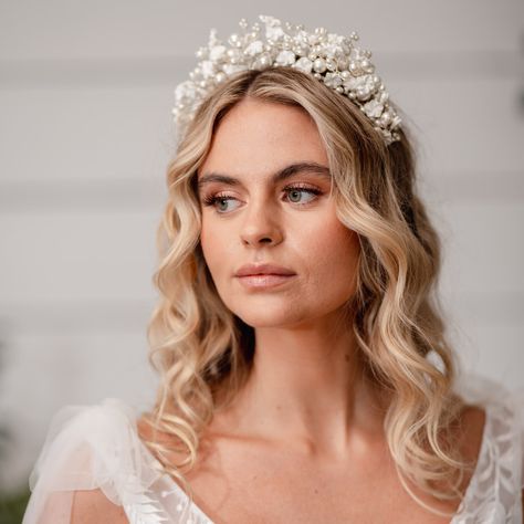 Hair Tiara, Wedding Tiara Hairstyles, Boho Wedding Theme, Beautiful Wedding Hair, Boho Flower Crown, Tiara Wedding, Tiara Hairstyles, Crown Tiara, Bridal Hair Jewelry