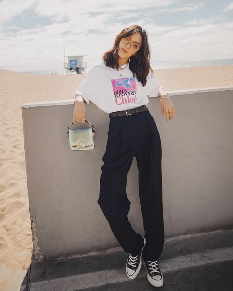 Jenny Tsang wearing Chloé Girls Forward T-shirt in support with Unicef for International Women's Day. T-Shirt and tailored pants outfit. Black Slacks Outfit, Tailored Pants Outfit, White Tshirt Outfit, Slacks Outfit, Looks Street Style, Tshirt Outfits, Alternative Outfits, Beautiful Ladies, Casual Street Style