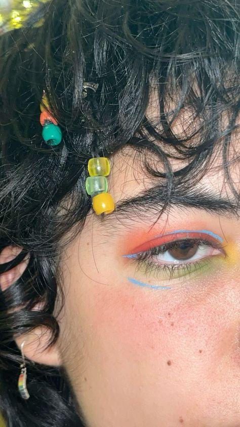 Weird Eyeshadow Looks, Garden Gnome Makeup, Weird Eye Makeup, Primary Color Makeup, Colorful Make Up, Simple Colorful Makeup, Makeup Ideas Fun, Artsy Eye Makeup, Color Makeup Looks