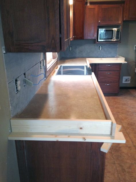 DIY Concrete Counters Poured over Laminate! Stained Concrete Countertops, Pour Concrete, Kitchen Renovation Diy Ideas, Diy Concrete Counter, Concrete Counters, Concrete Countertops Over Laminate, Diy Kitchen Countertops, Concrete Countertop, Laminate Counter