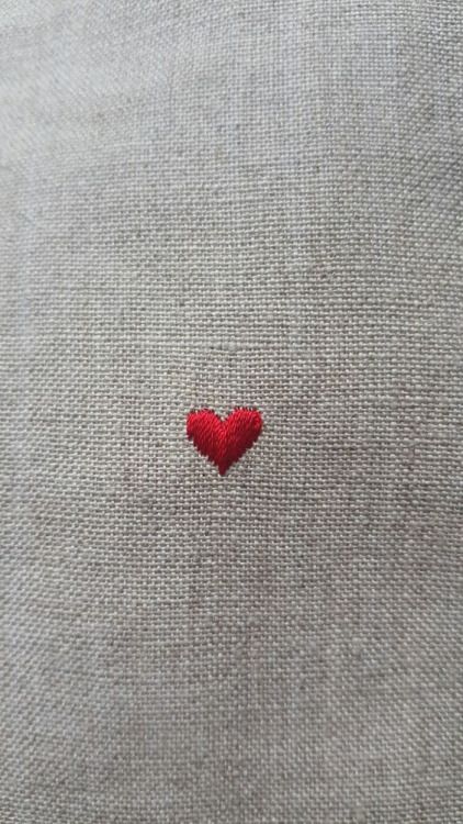 Photo Embroidery Hearts, Embroidery On Clothes, Cute Embroidery, 자수 디자인, Simple Embroidery, Embroidered Heart, Sewing Embroidery Designs, Hand Embroidery Art, Flower Embroidery Designs