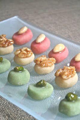 Marzipan Sweets, Homemade Marzipan Recipe, How To Make Marzipan, Moroccan Cookies, Almond Paste Recipes, Mat Inspiration, Marzipan Recipe, Food Foraging, Arabic Sweets