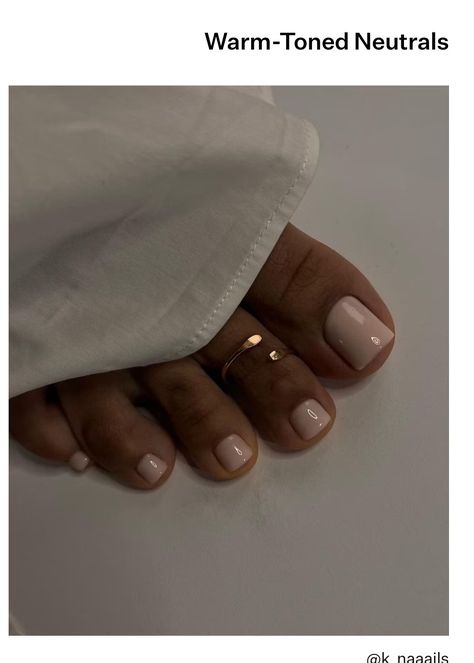 Short Pedicure, Square Toe Nails Shape, Winter Minimalist Nails, Clean Girl Pedicure, Pedicure Winter, Fall Toe Nail Colors Autumn 2024, Fall Toes Colors, Nail Inspo Squoval, Pedicure Fall 2024