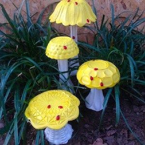 Garden Clothesline, Garden Diy Decoration Ideas, Repurposed Planter, Cheap Flower Pots, Unique Garden Art, Garden Frogs, Garden Mushrooms, Terracotta Flower Pots, Glass Garden Art